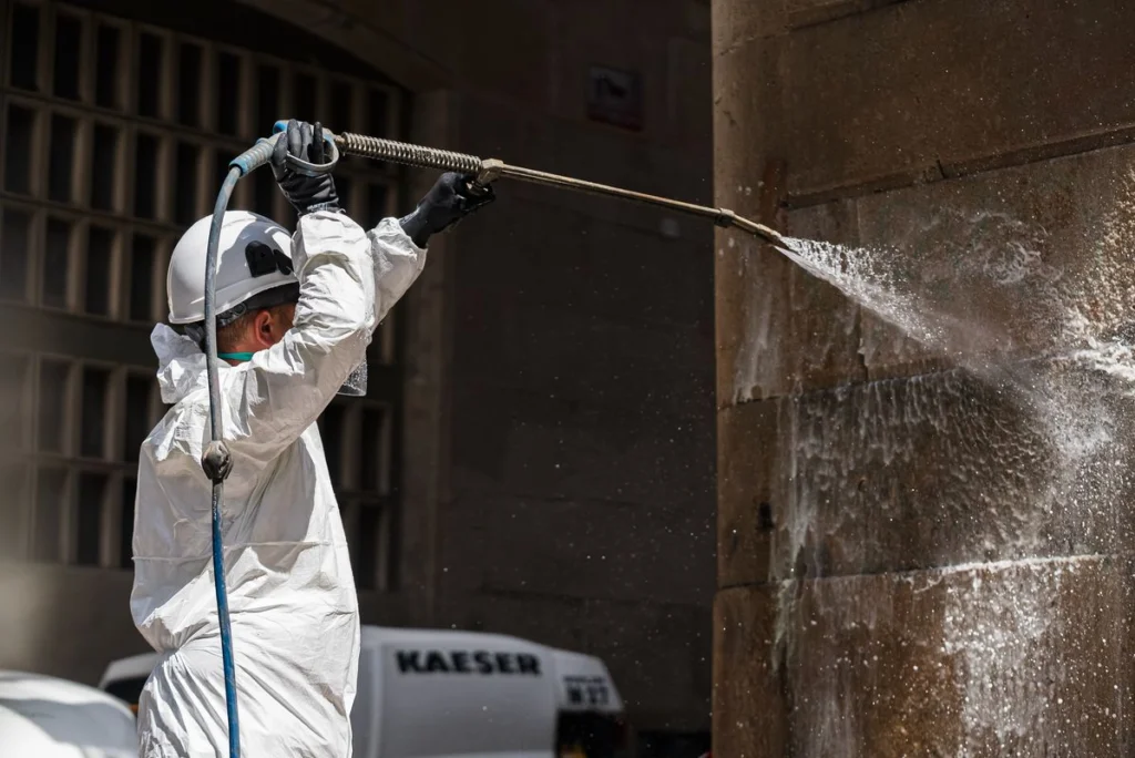 Neteja de pintades al carrer Ataulf